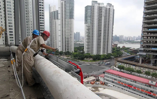 Arbeiter Errichten Die Glasvorhangwand Hauptgebäude Des Shanghai Turms Shanghai China — Stockfoto