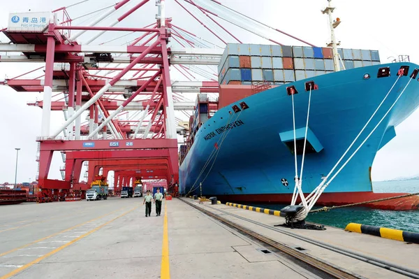 Caminhões Contentores Transporte Descarregados Navio Porto Qingdao Cidade Qingdao Leste — Fotografia de Stock