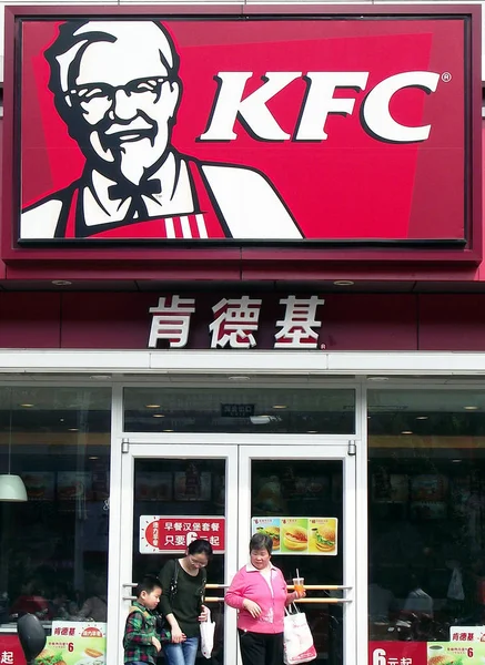 Clientes Chineses Saem Restaurante Fast Food Kfc Cidade Nanjing Leste — Fotografia de Stock