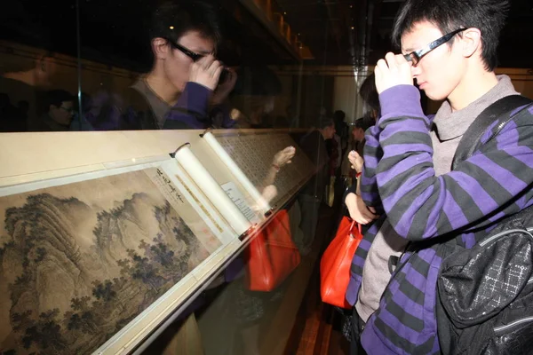 Visitantes Veem Pinturas Chinesas Antigas Obras Caligrafia Durante Exposição Obras — Fotografia de Stock