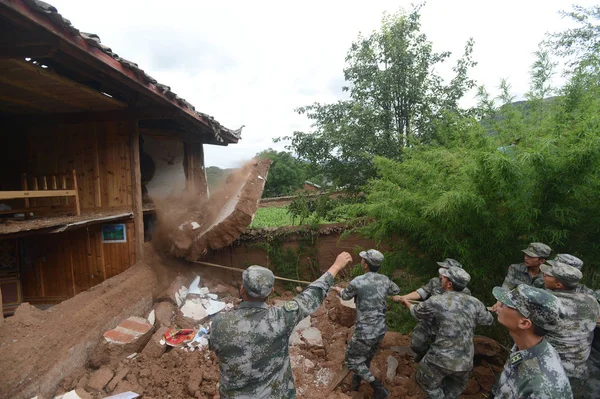 Retter Reißen Nach Dem Erdbeben Bezirk Ninglang Der Südwestchinesischen Provinz — Stockfoto