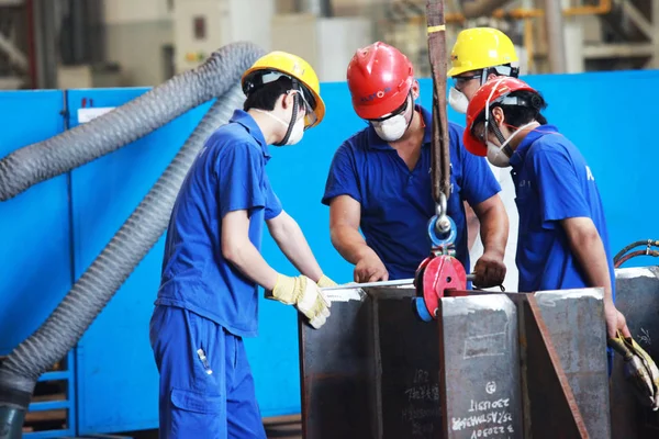 Lavoratori Lavorano Nello Stabilimento Tianjin Alstom Hydro Ltd Tianjin Cina — Foto Stock