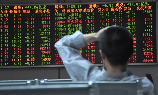 2012年7月10日 中国东部山东省青岛市一家股票经纪公司的股价 价格上涨为红色 价格下跌为绿色 — 图库照片
