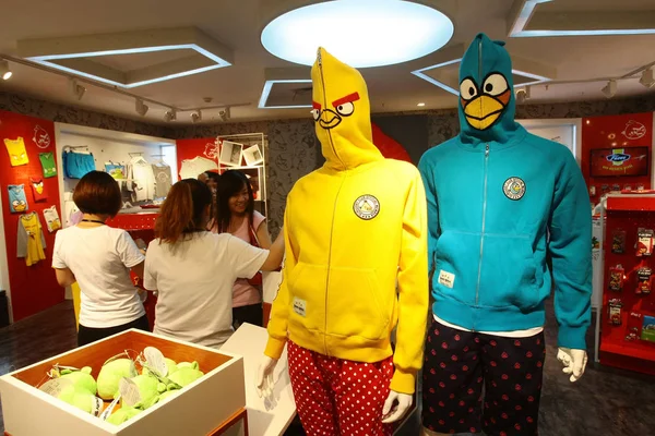 Müşteriler Şangay Çin Temmuz 2012 Bir Angry Birds Marka Mağazasında — Stok fotoğraf