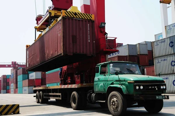 Container Lyfts Från Lastbil Vid Qingdao Hamn Qingdao East Chinas — Stockfoto