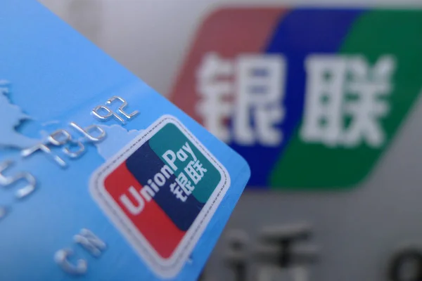 Een Chinese Kaarthouder Toont Een Bankpas Met Signage Van China — Stockfoto