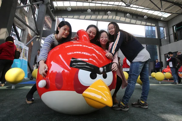 Jovens Mulheres Posam Com Pássaro Irritado Parque Temático Angry Birds — Fotografia de Stock