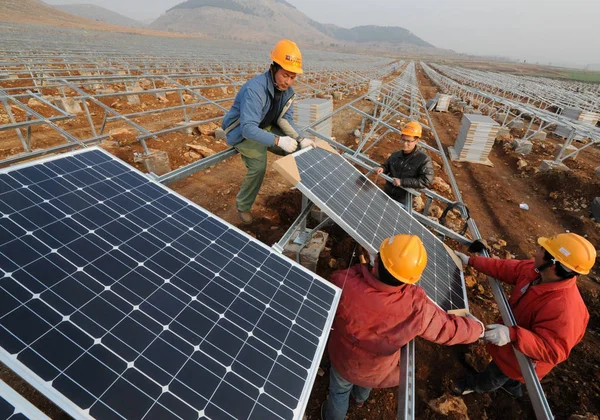 Trabajadores Chinos Instalan Paneles Solares Una Central Fotovoltaica Ciudad Xiji — Foto de Stock