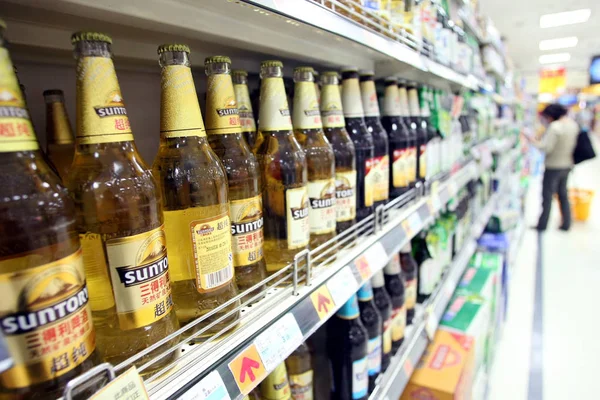 Butelki Piwa Suntory Sprzedaż Półce Supermarkecie Szanghaju Chiny Kwiecień 2011 — Zdjęcie stockowe