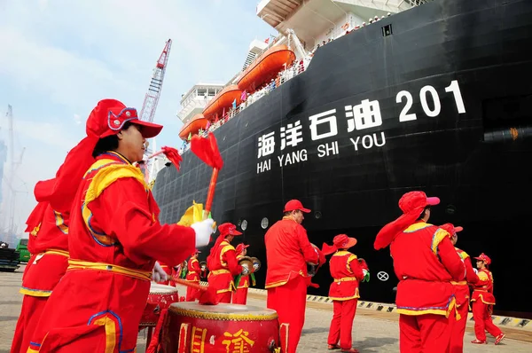 Chinesische Entertainer Treten Vor Dem Neu Gebauten Tiefwasserkran Hai Yang — Stockfoto