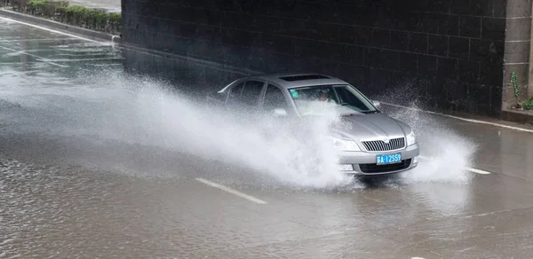 Une Voiture Déplace Sur Une Route Inondée Causée Par Des — Photo