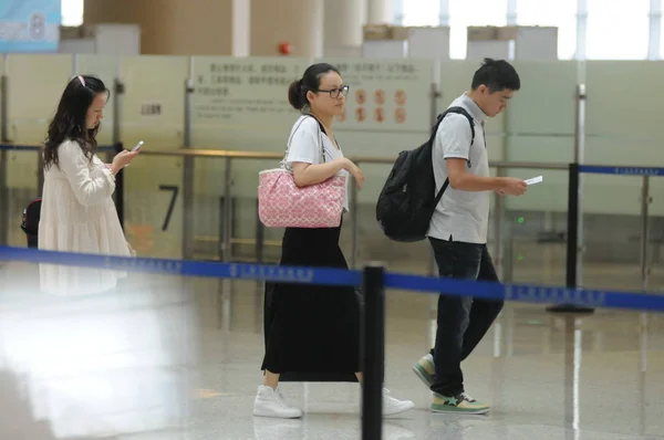 中国斯诺克球星丁俊辉和女友苹果在中国上海虹桥国际机场合影 — 图库照片