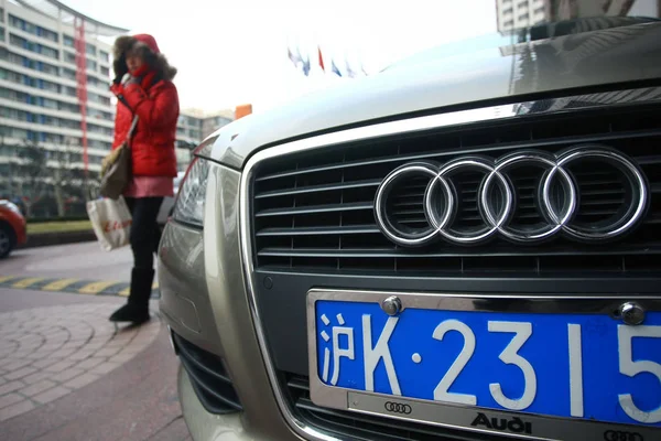 Audi Coche Con Matrícula Shanghai Representa Una Calle Shanghai China — Foto de Stock