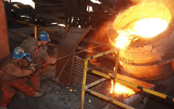 File Workers Pour Steel Steel Factory Dalian City Northeast Chinas —  Fotos de Stock