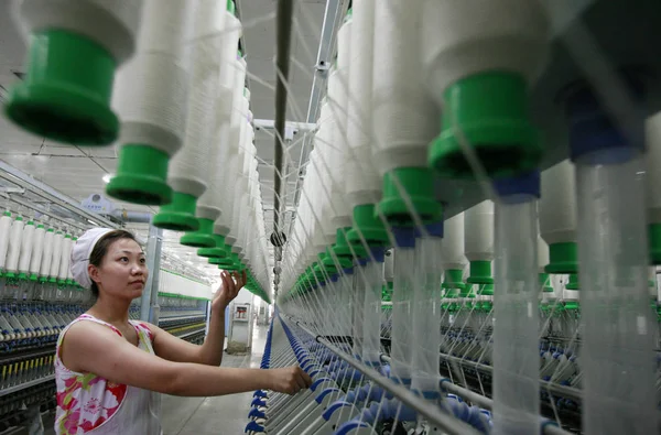 Čínská Dělnice Řídí Výrobu Příze Která Být Vyvážena Jihovýchodní Asie — Stock fotografie