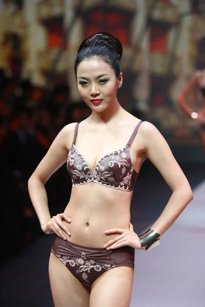 モデルは上海 2013年春夏ファッション ウィーク 中国の 2012 古今ランジェリーのファッションショーに新しい創造を表示します — ストック写真