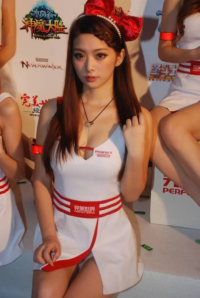 Showgirl Θέτει Κατά Την 10Η Κίνα Ψηφιακή Ψυχαγωγία Expo Διάσκεψη — Φωτογραφία Αρχείου