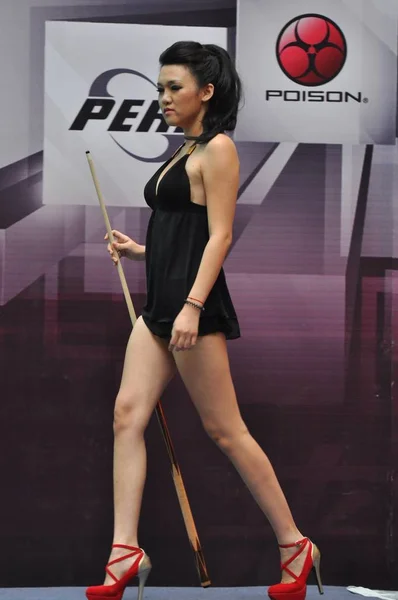ビキニを着て出場 2012 日北東中国遼寧省瀋陽市でビリヤード チアリーダー コンテスト期間中にステージ上を歩く — ストック写真