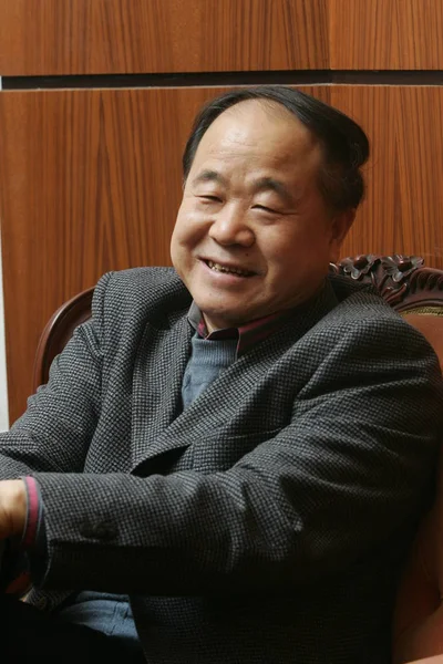 Κινέζος Συγγραφέας Και Συγγραφέας Yan Μιλά Κατά Διάρκεια Συνέντευξης Στη — Φωτογραφία Αρχείου