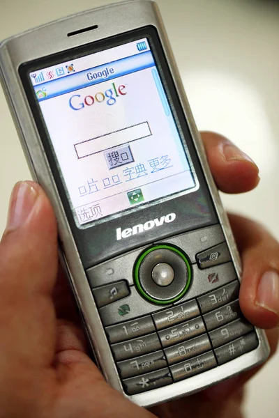 2011년 20일 상하이에서 인터넷 구글의 웹사이트를 탐색하기 레노버 휴대폰을 사용하는 — 스톡 사진