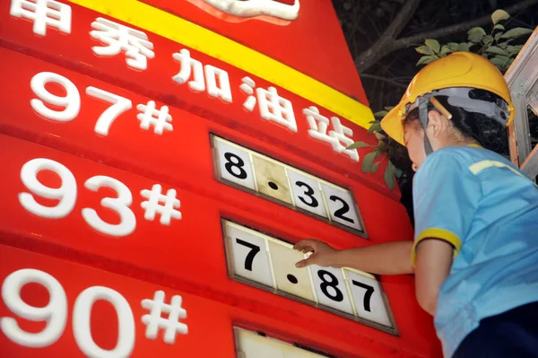 中国人労働者が貴陽市のガソリンスタンドで燃料価格を更新 中国南西部貴州省 2012年5月10日 — ストック写真