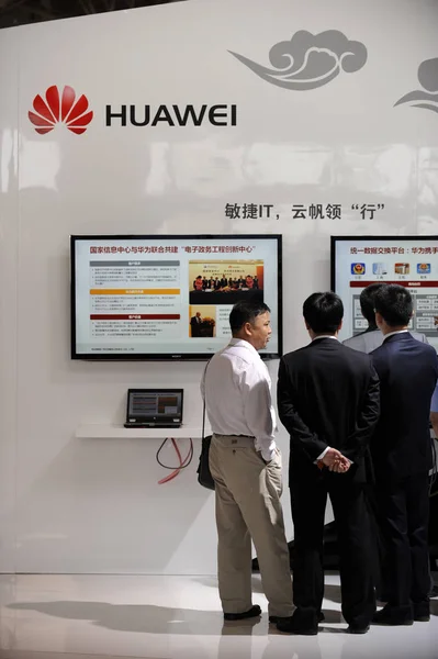 Människor Besöker Montern Huawei Expo Comm China 2012 Peking Kina — Stockfoto