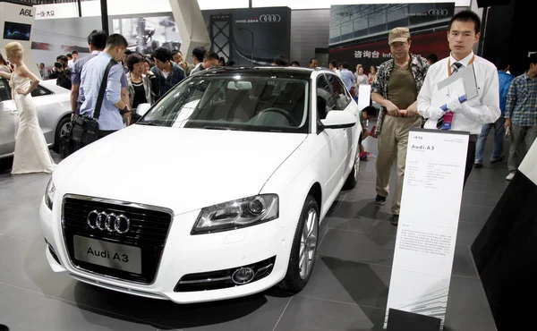 Bezoekers Kijken Naar Een Audi Tijdens Een Auto Show Qingdao — Stockfoto