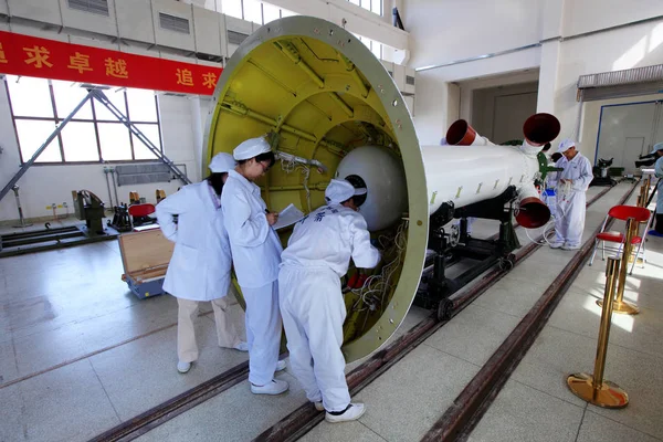 Ingenieros Aeroespaciales Chinos Revisan Torre Escape Nave Espacial Shenzhou Shenzhou —  Fotos de Stock