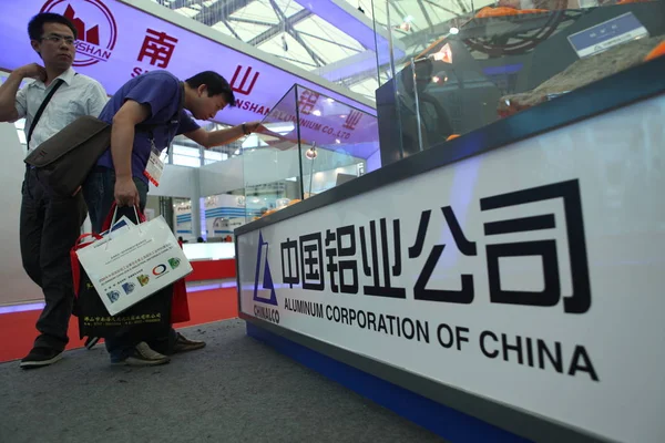 Människor Besöker Montern Chinalco Aluminium Corporation China Moderbolag Chalco Aluminium — Stockfoto