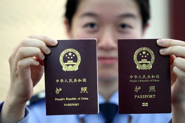 Een Chinese Politie Vrouw Toont Een Traditioneel Paspoort Links Een — Stockfoto