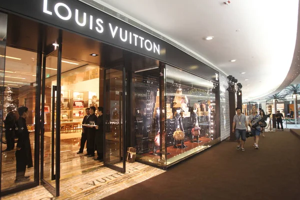 Китайский Персонал Будет Представлен Новом Флагманском Магазине Louis Vuitton Включая — стоковое фото