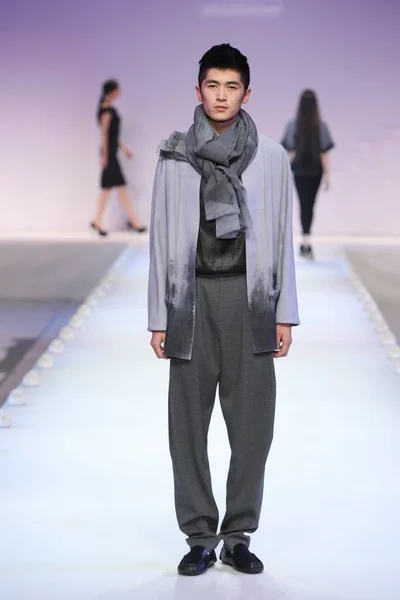 Modell Visar Skapelse Designern Chu Yan Hennes Modevisning Mercedes Benz — Stockfoto
