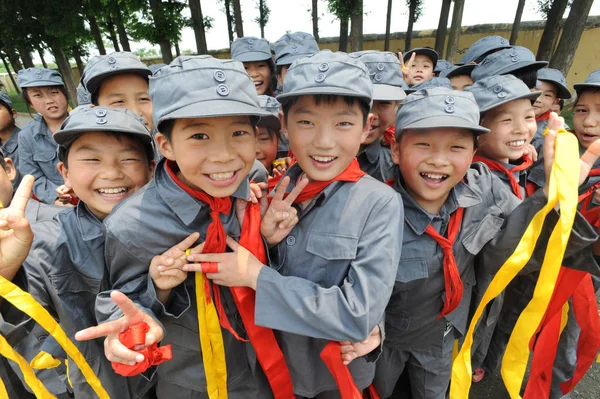 Students Wearing Uniforms Chinese Red Army Pose Class Break Primary — Stock Photo, Image