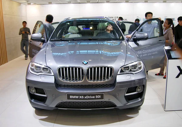 Visitors Look Bmw Xdrive 50I 12Th Beijing International Automotive Exhibition — Stock fotografie