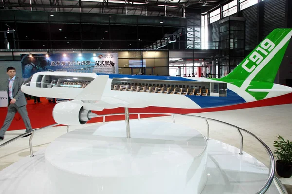 Model C919 Jumbo Jet Jest Wyświetlany Stoisku Comac Commercial Aircraft — Zdjęcie stockowe