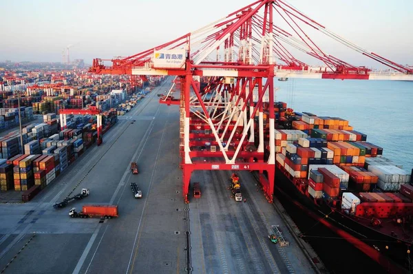 Caminhões Transportam Contêineres Descarregados Navios Contêineres Terminal Contêineres Porto Qingdao — Fotografia de Stock