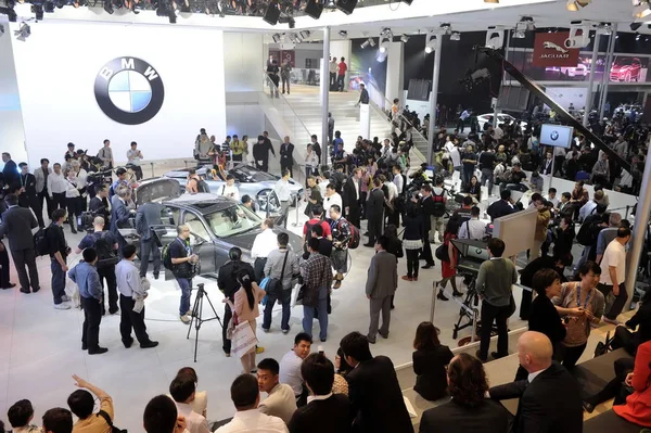 Látogatók Látható Állni Bmw Alatt Auto Show Pekingben Kínában Április — Stock Fotó