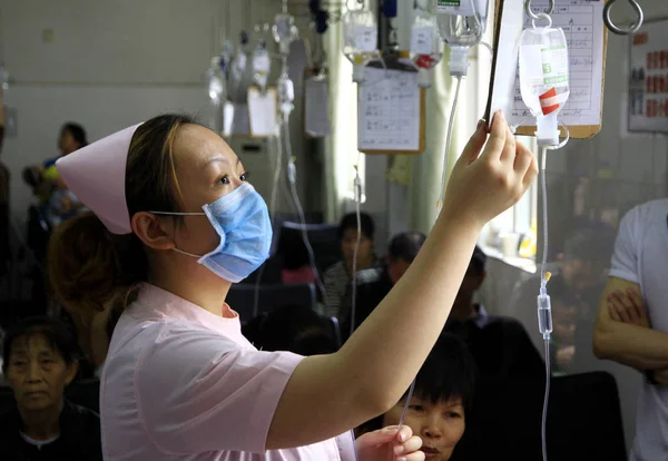 Nurse Checks Information Patients Receiving Infusion Hospital Jiujiang City East — Stock Photo, Image