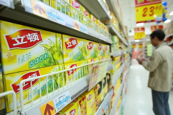 Мужчина Стоит Рядом Полкой Продается Зеленый Чай Lipton Супермаркете Шанхае — стоковое фото