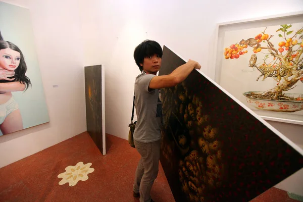 Chinese Worker Takes Allegedly Sensitive Painting Replaces Another Preparation Contemporary — Stock Photo, Image