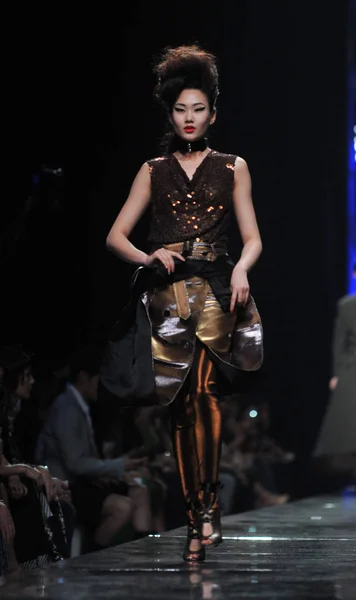 Modell Poserar Jean Paul Gautier Fashion Show Peking Kina Maj — Stockfoto