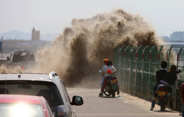 Een Overstijgende Vloed Van Qiantang Rivier Nadert Een Jong Stel — Stockfoto