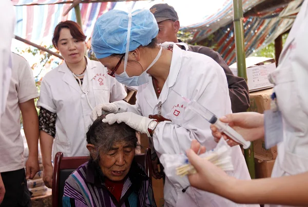 Čínský Lékař Zachází Starší Ženou Zraněnou Zemětřesení Luozemu Okresu Jiliang — Stock fotografie