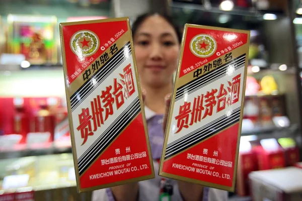 Китайская Продавщица Демонстрирует Бутылки Спиртного Kweichow Moutai Торговом Центре Шанхае — стоковое фото