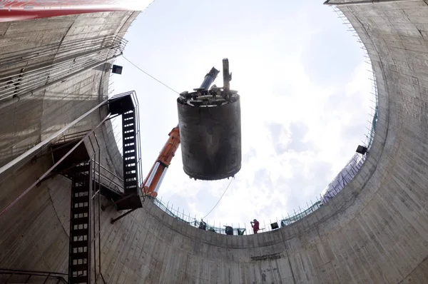 Uma Broca Está Sendo Levantada Túnel Através Rio Pequim Parte — Fotografia de Stock