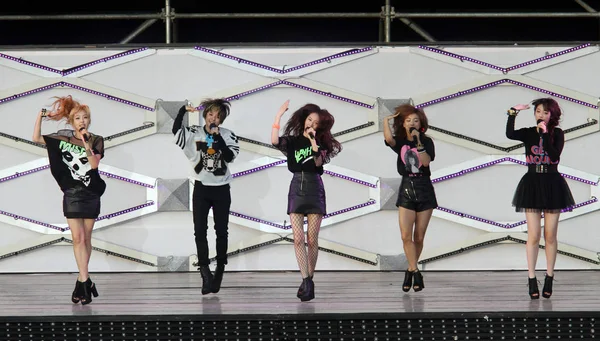 Koreaans Pop Band Presteert Tijdens Het Concert Van Stad Live — Stockfoto