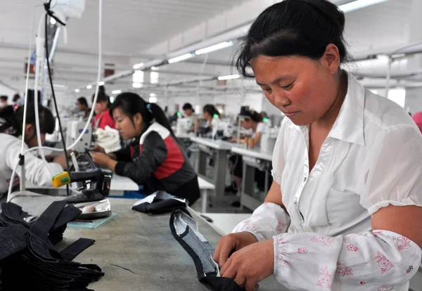 Čínští Pracovníci Jsou Svědky Práce Továrně Šaty Binzhou City Východní — Stock fotografie