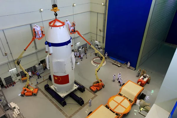 Chinesische Raumfahrtingenieure Installieren Einen Spreizer Auf Der Spitze Des Raumschiffs — Stockfoto