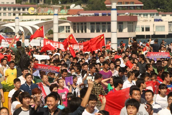 Manifestanti Cinesi Sventolano Bandiere Nazionali Cinesi Alzano Striscioni Urlano Slogan — Foto Stock