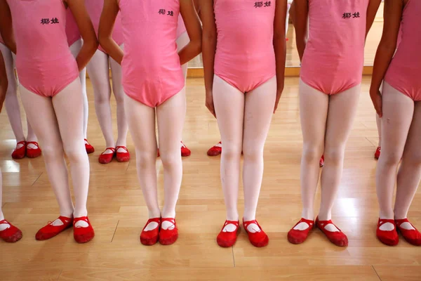 Jovens Meninas Chinesas Estão Fila Uma Aula Balé Centro Treinamento — Fotografia de Stock